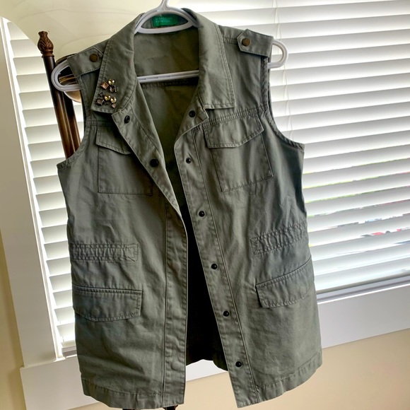 Vest - Picture 1 of 5